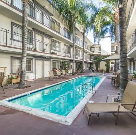 $1,371 for a Studio in a Premier Senior Community with Laundry, Parking, Pool, and Jacuzzi (Tarzana)