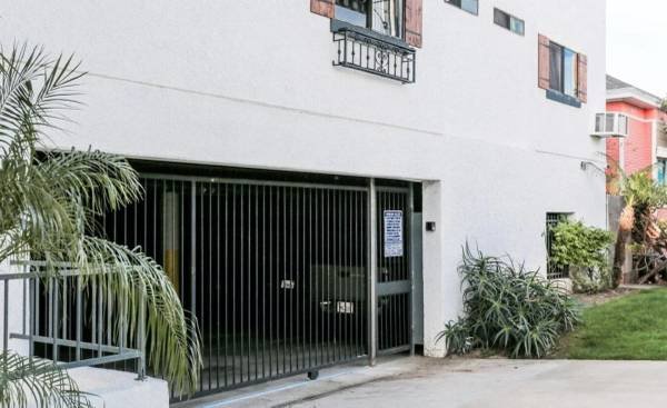 $1,950 for a 1BR Unit Featuring a Carport, Patio/Balcony, and Elevator (Santa Ana)