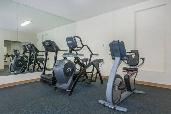 $2,349 / 2br - 860ft² - Includes Mirrored Closet Doors, a Private Balcony or Patio, 2 Bedroom (Santa Clarita)