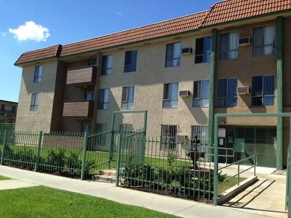 $1,895 / 500ft2 - Studio + Balcony facing Ellendale Place - Walk to USC Campus (2711 Ellendale Pl, Los Angeles, CA)