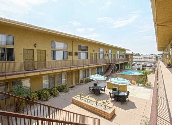 $1,749 / 1br - 634ft2 - Spacious renovated loft, $500 off second month, stainless steel fixtures (18520 Vincennes St, Northridge, CA)