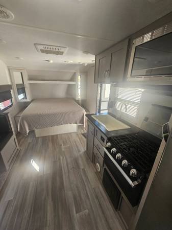 $1,350 / 1br - (NEW TRAILER FOR RENT TO LIVE IN) RESEDA NEAR CSUN QUIET PLACE, IN (Reseda ca)