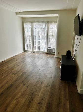 $1,525 BEAUTIFUL STUDIO with a PRETTY FENCED YARD (shared) -- DOGS OK! (Hollywood)