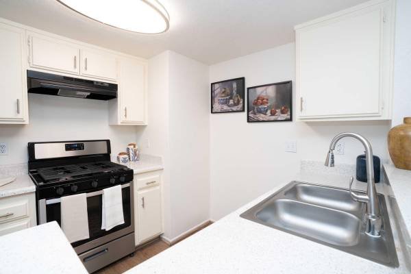 $2,399 / 1br - 704ft2 - 1-Bedroom Apartment with Fitness Center and Gas Range Oven (27303 N. Sara St., Los Angeles, CA)