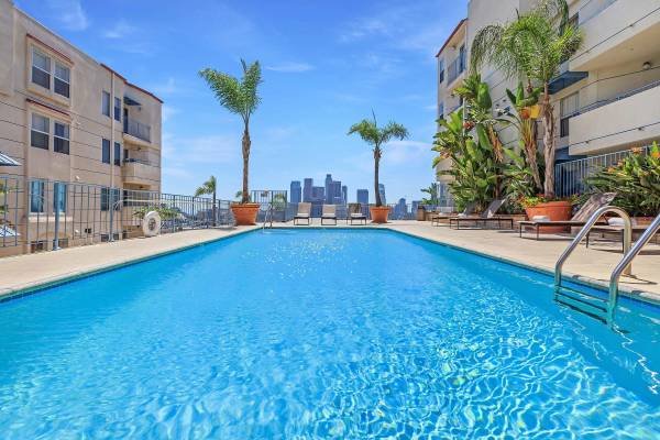 $2,699 / 2br - 900ft2 - 2-Bedroom with Central Air and Heating, Expansive Sundecks, and Barbecue Area (930 Figueroa Terrace, Los Angeles, CA)