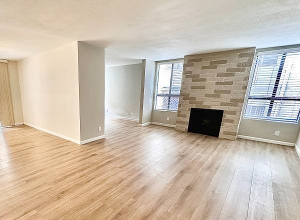 $3,950 / 1br - 1450ft2 - Spacious 1 Bedroom + 1.5 Baths Plus Den and Fireplace in Prime Brentwood! (Brentwood)