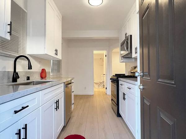 $1,100 / 2br - Lower Level 2-Bedroom 1-Bath at 2316 Eucalyptus Ave Long Beach (2316-2322 N Eucalyptus Ave, Long Beach, CA)