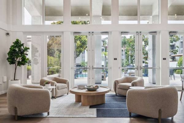 $2,285 / 1br - 780ft2 - 1-Bedroom 1-Bath in Woodland Hills CA with Dishwasher (5807 Topanga Canyon Blvd, Woodland Hills, CA)