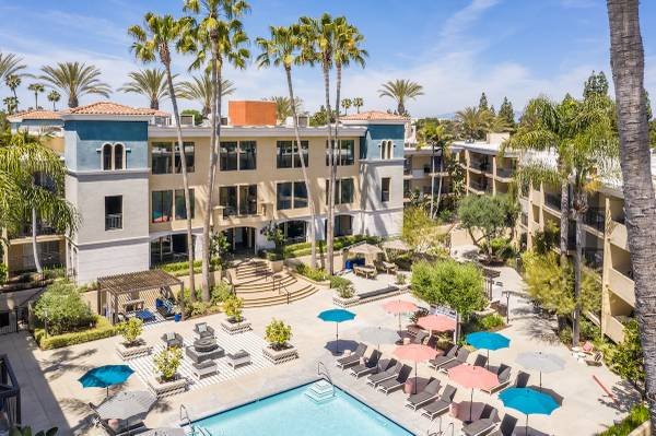 $3,350 / 2br - 797ft2 - Charming 2-Bedroom 2-Bath in the HEART of Sherman Oaks with Resort-Style Amenities! (Sherman Oaks)