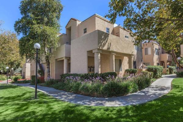 $2,939 / 3br - 1070ft2 - 3-Bedroom 2-Bath with Picnic Area, Situated in Santa Clarita! (Santa Clarita)