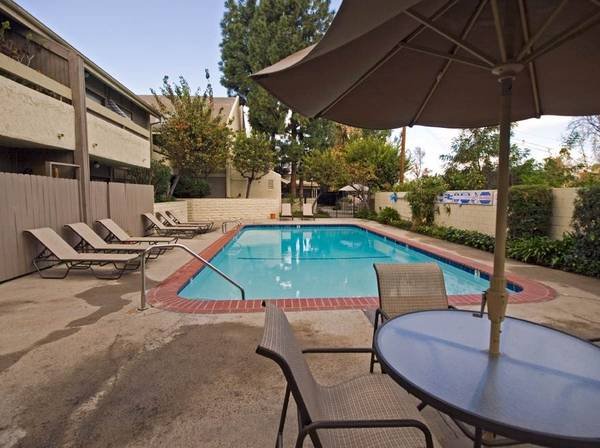 $2,399 / 1br - 982ft2 - 1-Bedroom Plus Loft: Featuring Covered Parking, Pool, and On-Site Laundry (Sherman Oaks)