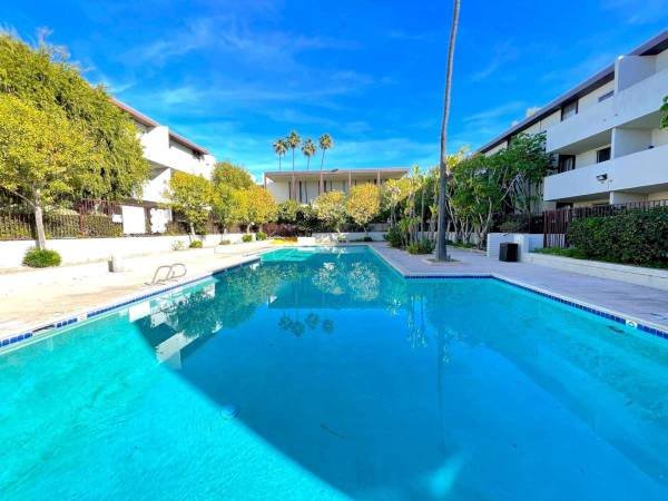 $1,649 / 378ft2 - Exquisite Courtyard, Garden-Style Studio Apartment in Long Beach (Long Beach)
