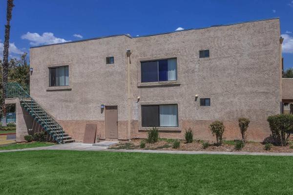 $2,349 / 2br - 836ft2 - 2-Bedroom with Dishwasher and Two Sparkling Swimming Pools (Santa Clarita)