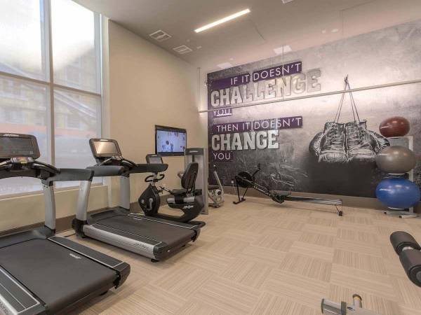 $2,766 / 1br - 619ft2 - 1-Bedroom with Expansive Closets, Quartz Countertops, Dog and Cat Friendly (Glendale)