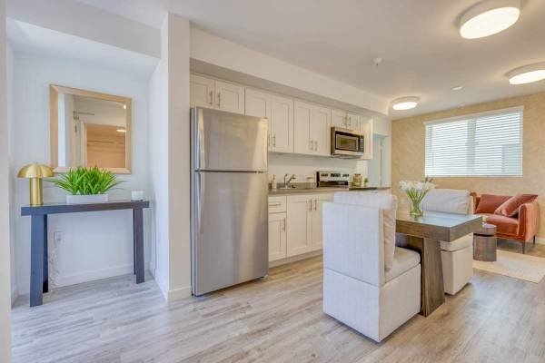 $2,745 / 2br - 635ft2 - Located in Los Angeles, 2-Bedroom with Elevator (3326 W 52nd St, Los Angeles, CA)