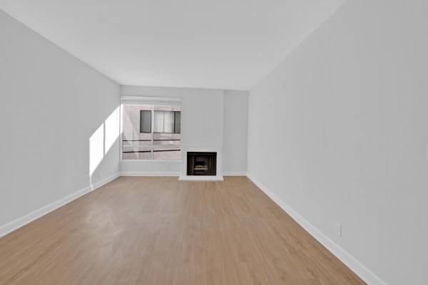 $2,300 / 1br - 653ft2 - 1-Bedroom with 24-Hour Laundry Facilities, Tiled Backsplash, and Fireplace (Los Feliz)