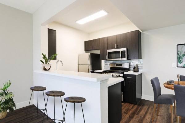 $2,300 / 451ft2 - 9 Foot Ceilings, Pet Friendly, Dishwashers, Gated Garage Parking (Underground Parking Garage)