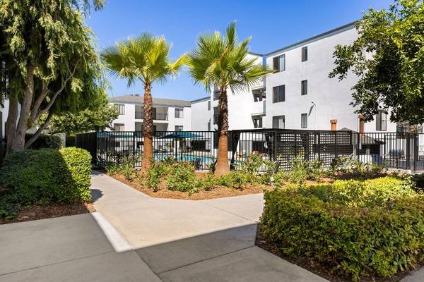 $2,495 / 2br - 1070ft2 - Call Today to Tour Our 2 Bedroom! Lots of Amenities! (21031 Parthenia St, Canoga Park, CA)