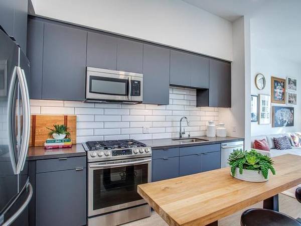 $2,595 / 1br - 716ft2 - Samsung Stainless-Steel Appliances, Spacious Closets (Ocean Blvd between Pine and Pacific)