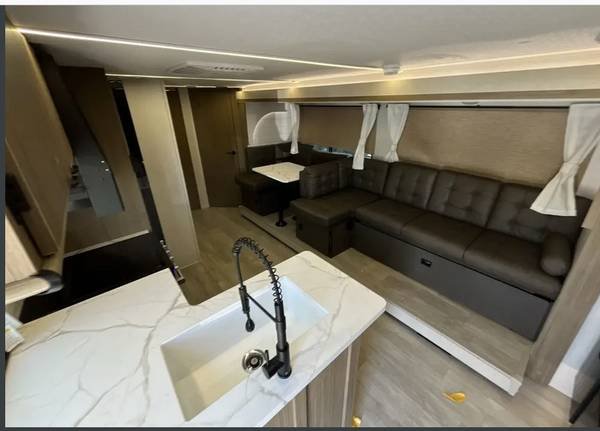 $300 / 2br - Rose Parade Location within Walking Distance to Colorado Blvd and the Rose Bowl (Pasadena Old Town)