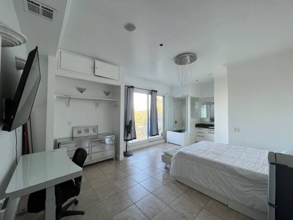 $1,950 - 1 Bedroom - Overlooking LA City Lights, Huge Master With View! Look! Move In TODAY (Woodland Hills / Chatsworth)