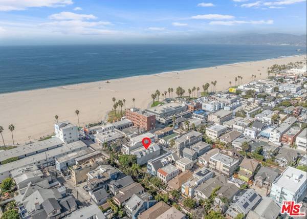 $7,000 / 3br - Bright, Airy Duplex on one of Venice's Most Coveted Walk Streets (Venice)