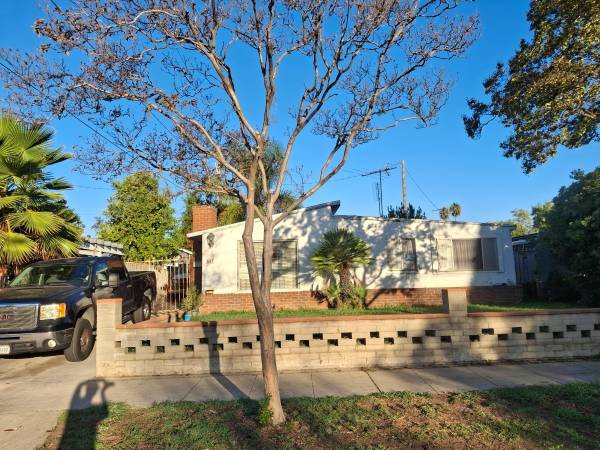 Downtown Toronto 1-Bedroom Condo for Rent at $2,500/Month, 600 sqft with Gym & Pool Access