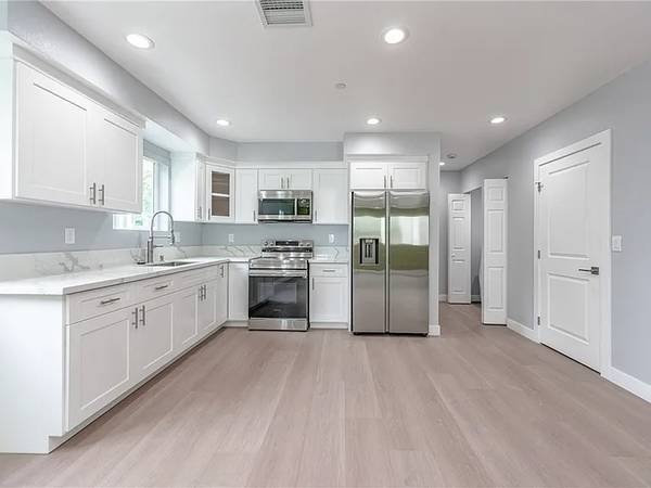 Room for Rent in Downtown Toronto, $950/month, All Utilities Included, Near TTC