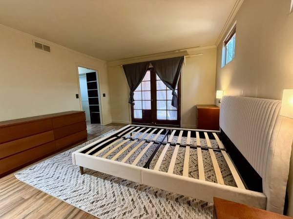 $1,300 / 1br - 1400ft2 - Amazing location, fully furnished, master bedroom with pool and spa (Valley Glen, Sherman Oaks, North Hollywood, Burbank)