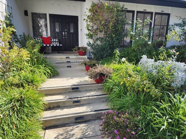 $1,295 / 1br - Room with a View, Utilities Included (Tarzana)