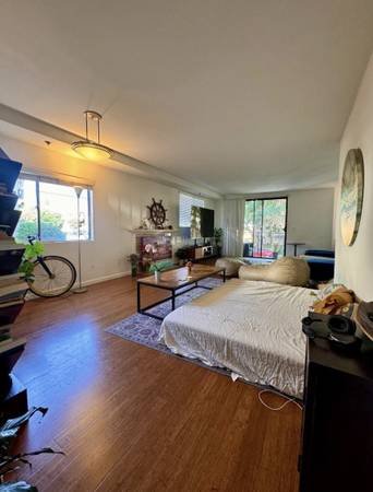 $2,000 for a 2-bedroom, 2200 sq ft - Seeking a Roommate for a Large 2200 SQ ft 2-Bedroom, 2-Bathroom in Sawtelle (Sawtelle)