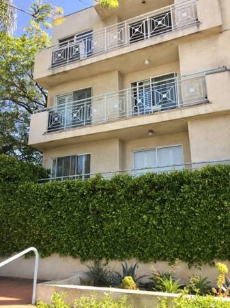 $1,600 for a 2-bedroom, 1000 sq ft - Move In End of November! 1-Bed/1-Bath in 2-Bed/2-Bath for UCLA and SMC Student or Business Person (Santa Monica)