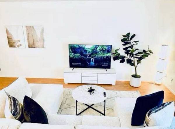 Sublet in Downtown Toronto: 1-Bedroom Condo, $2,300/month, 1-Year Lease, Furnished