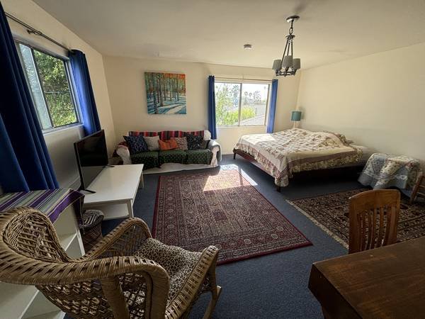 Fully Furnished 1-Bedroom Apartment for Rent in Downtown Toronto, $2,400/month