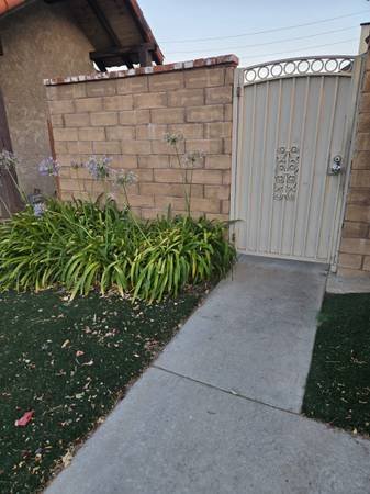 $625 Valencia Screened Off Space / Utilities Included (Valencia)