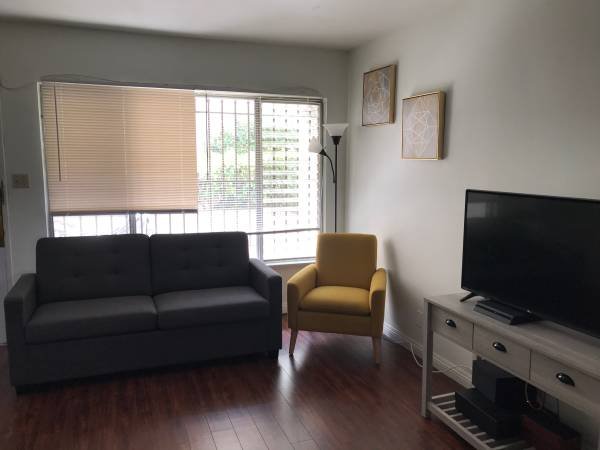 Sublet: 2-Bedroom Apartment in Toronto, $2,200/month, 850 sqft, 6-Month Lease, Utilities Included