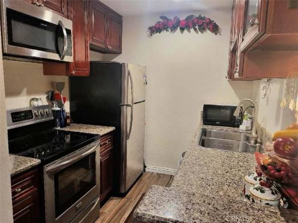 $1,600 / 1br - 566ft2 - Fully Remodeled 1st Level Condo in K-Town – Prime Location &amp; Amenities! (Los Angeles)