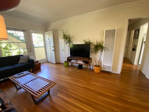 $650 / 1br - 725ft2 - Weekly, Flexible Starting December: Beachwood Canyon 1 BR Sublet (Beachwood Canyon/Franklin Village)