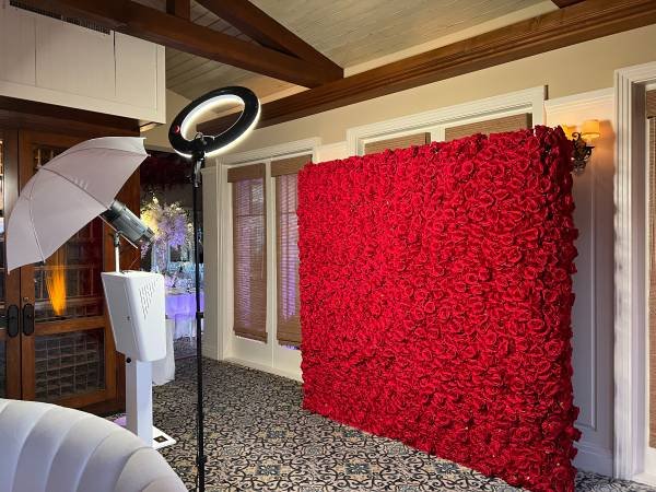 Modern Photo Booth Rental – Holiday Week Special $499 (Los Angeles)
