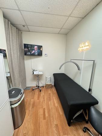 Room and/or Chair for Rent in Desirable Location in Universal City